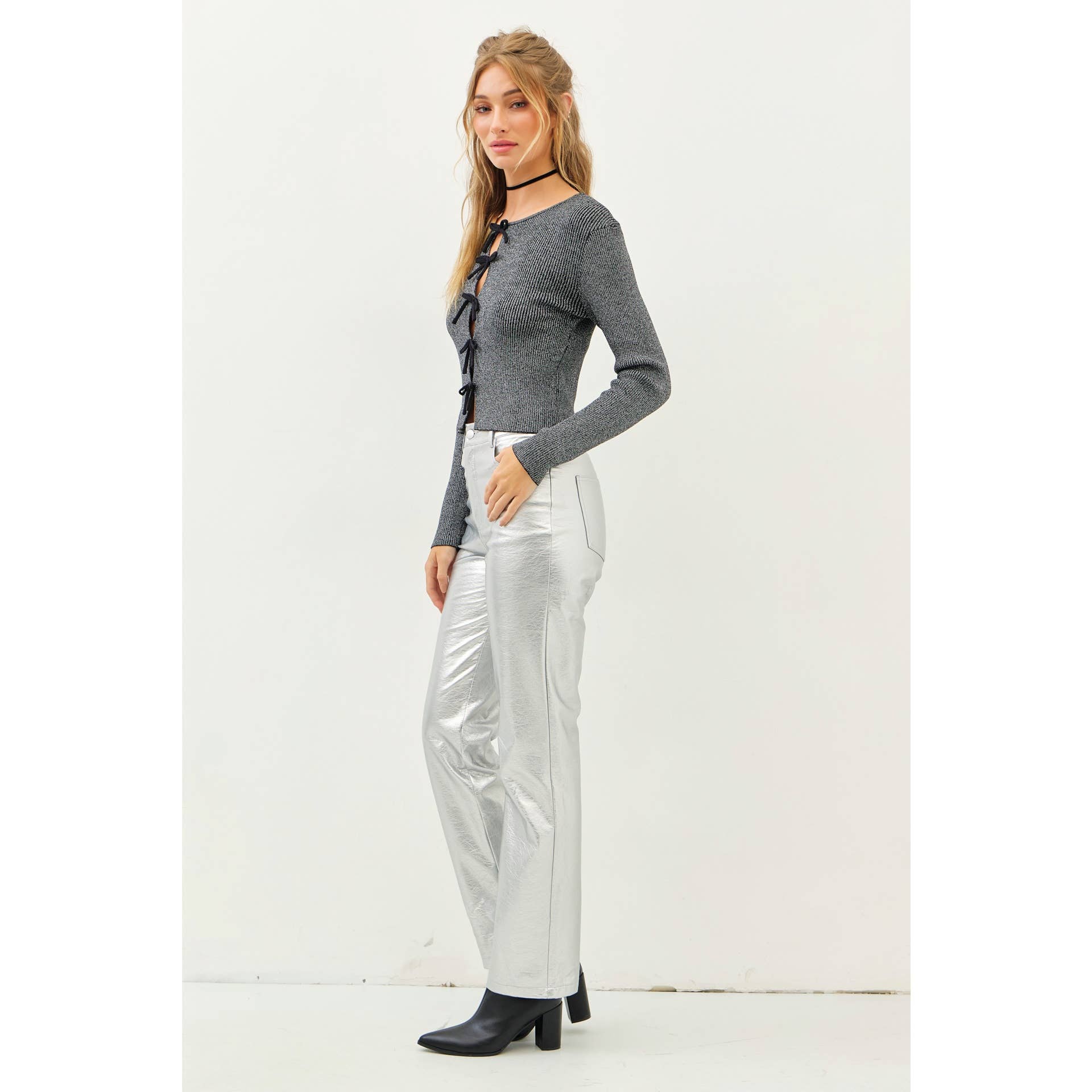 idem ditto – Großhandel Strickpullover – Damen – BOLD STATEMENT METALLIC STRICKPULLOVER MIT SCHLEIFEN25