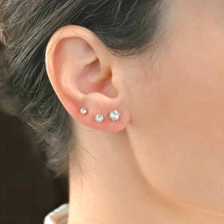 Dainty CZ Studs - Runde Diamant-Ohrstecker für den Großhandel von Blueyejewelry