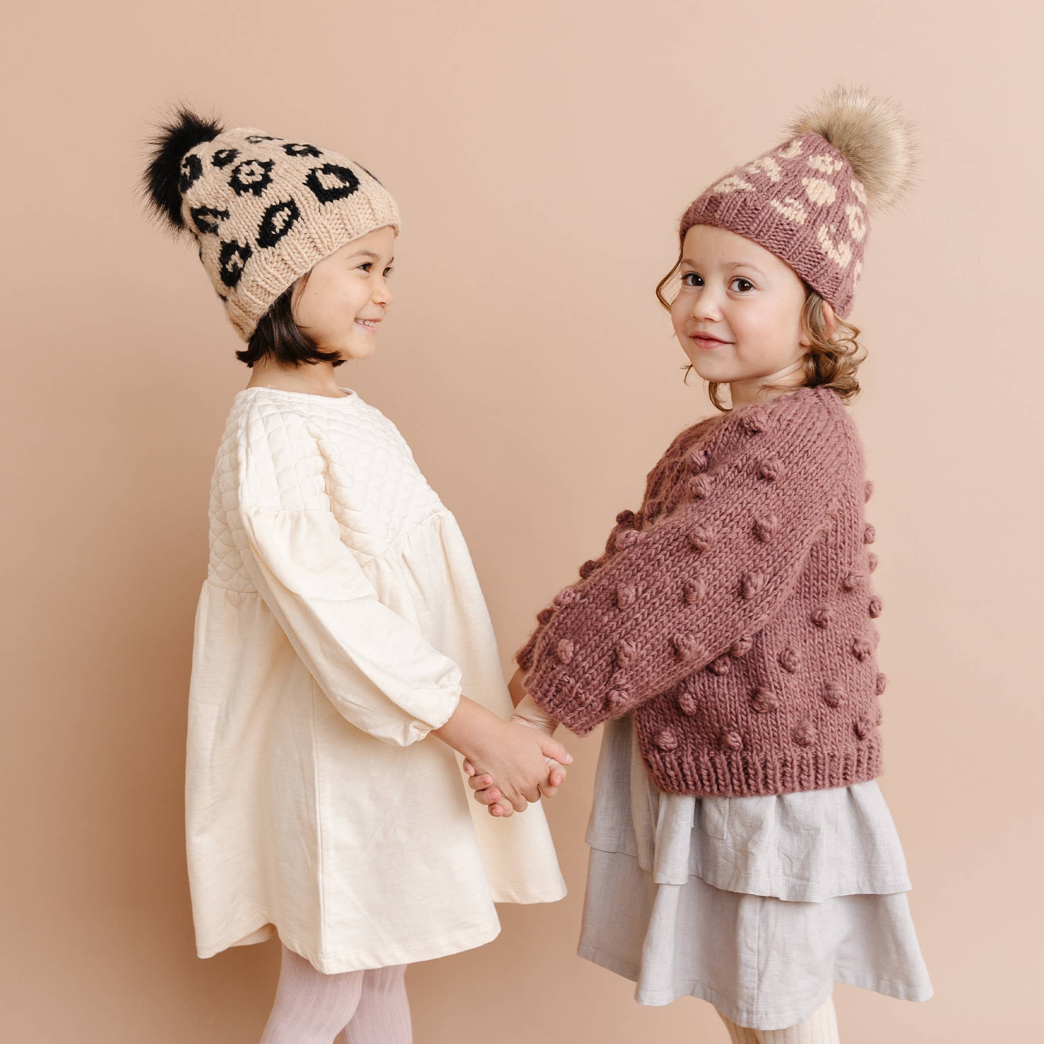 The Blueberry Hill - Vendita all'ingrosso Berretto - Bambini - Cappello Cheetah, Latte/Nero | Hand Knit Kids & Baby3