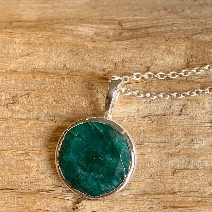 Asia West – wholesale Hänge-/berlockhalsband – Rå smaragd stor hänge 20" Sterling Silver halsband