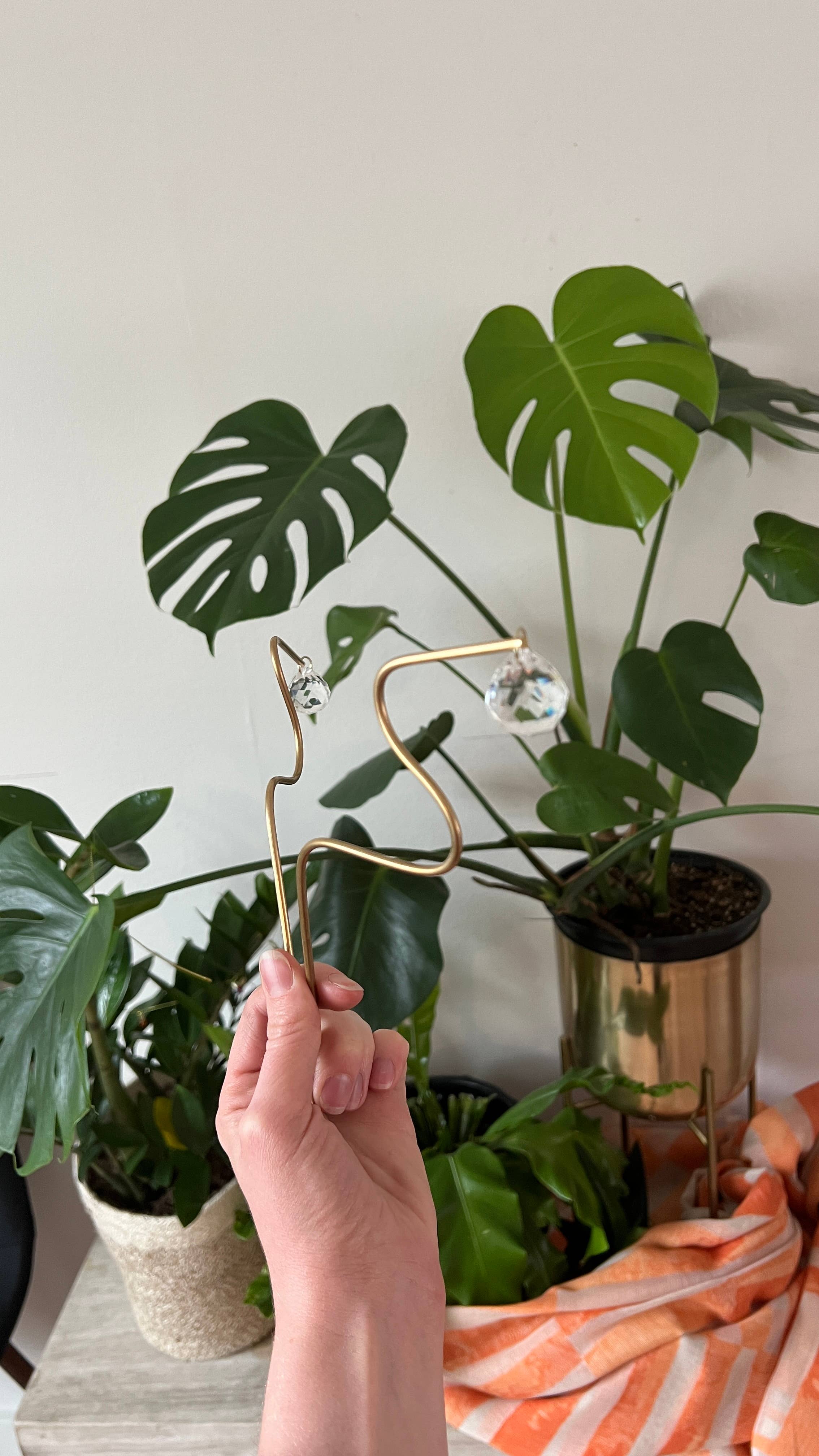 Ombra & Luce – Großhandel Pfosten/Pfähle – Squiggle Plant Stab Suncatcher, Blumentopf-Dekoration3