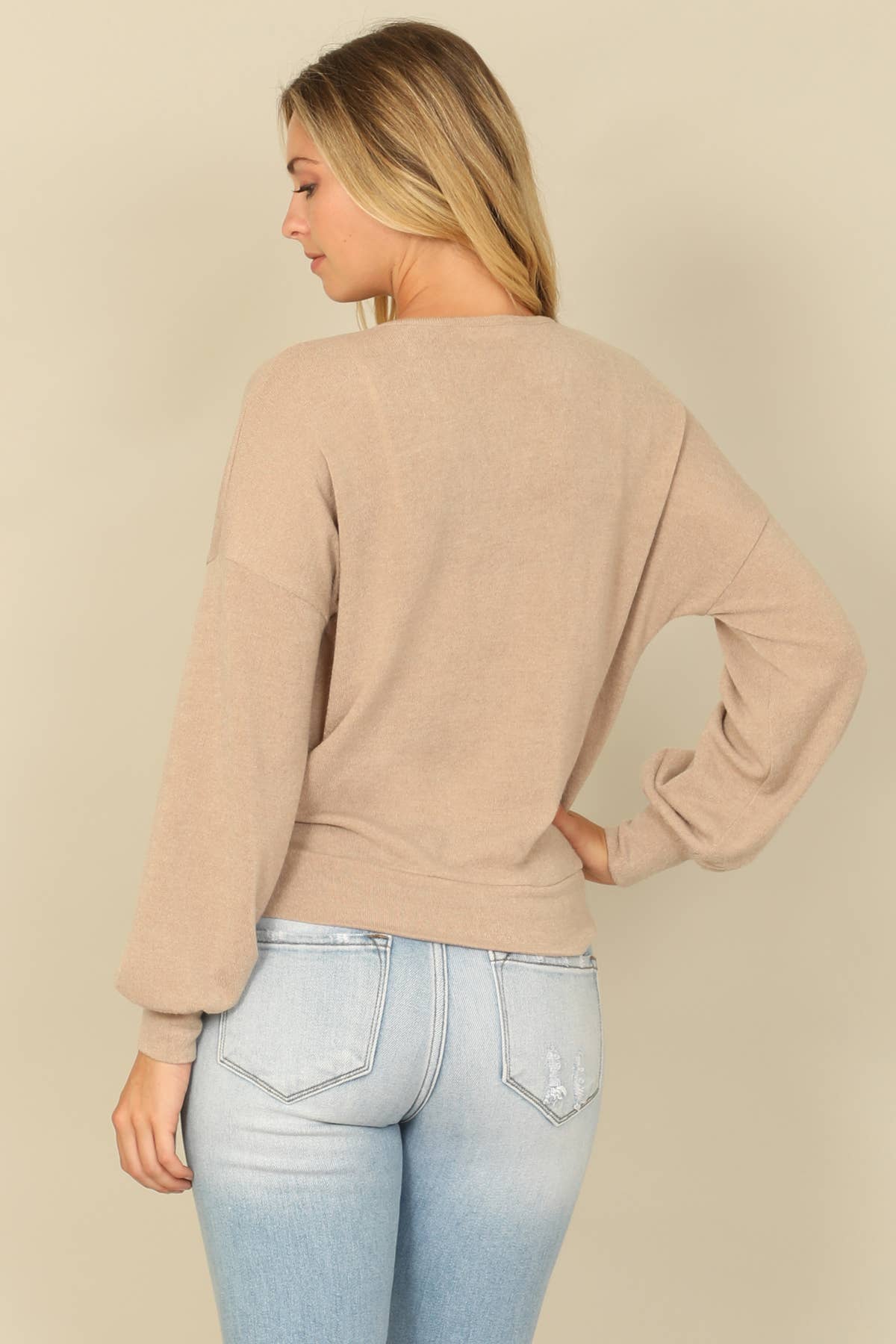 You & Me – Großhandel Bluse – Damen – YMT20079SOLID LANGÄRMELIGES BAUERNBLUSE-WICKELTOP MIT SEITLICHEM BINDEN UND ÜBERSCHNITTENEM AUSSCHNITT26