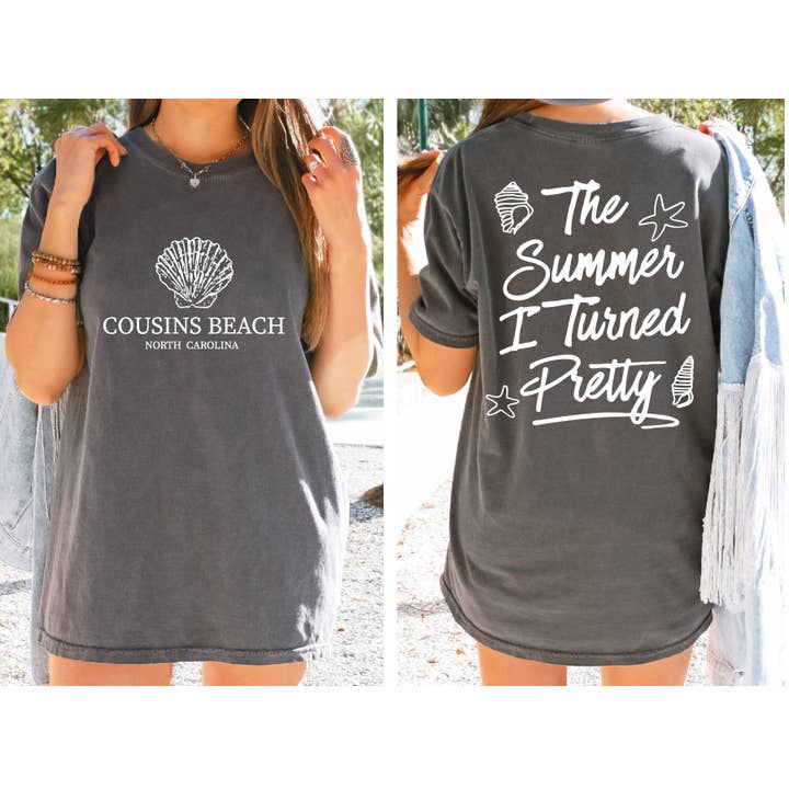 NVC Ecommerce LLC - Vendita all'ingrosso Maglietta stampata - Donna - Camicia da spiaggia Cousins, The Summer I Turned Pretty Shirt2