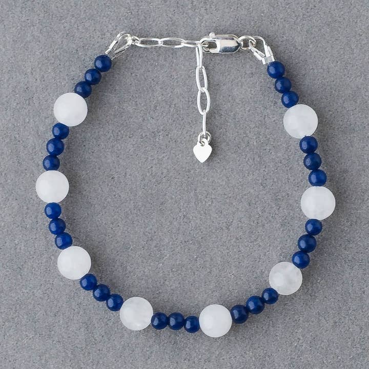 Bracelet en lapis-lazuli fait main – Bijoux de sagesse en argent sterling avec jade blanc par LoveGem Studio pour la vente par LoveGem Studio LLC