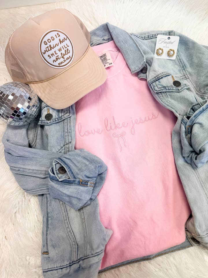 T-shirt Bordada "Ama Como Jesus" por atacado de Hart and Hollow