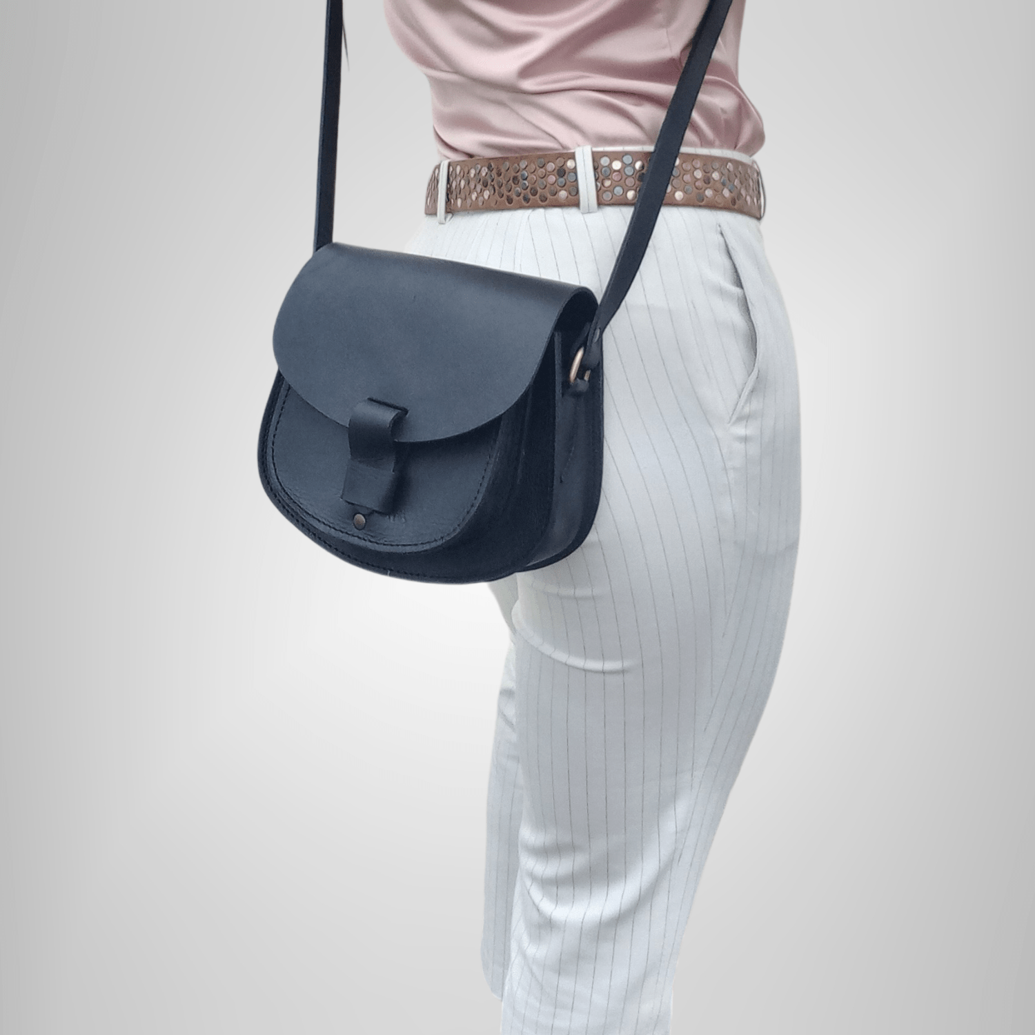 Artisan Stories - Vendita all'ingrosso Borsa a tracolla - Donna - Borsa a tracolla in pelle nera Maya Black Loop – Fatto a mano in pelle pieno fiore1