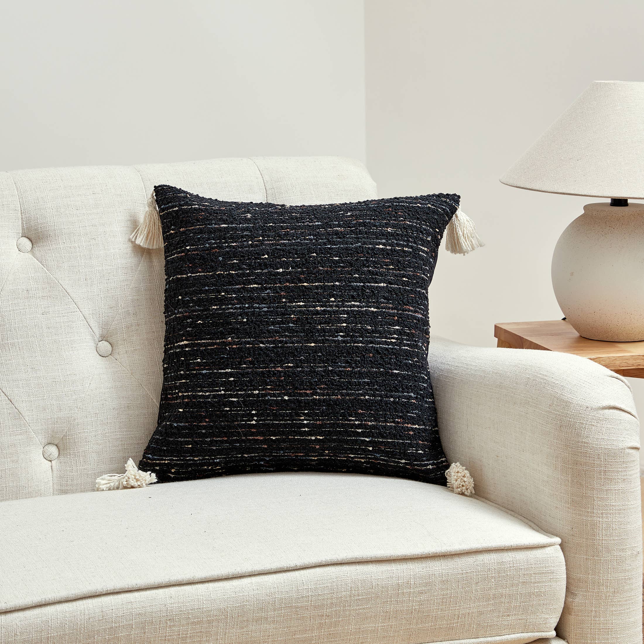 HUIRESOURCE - Wholesale Decoratief kussen - Mijn Cottage Huis - Bouclé Stof met Kwastjes op Vier Hoeken1