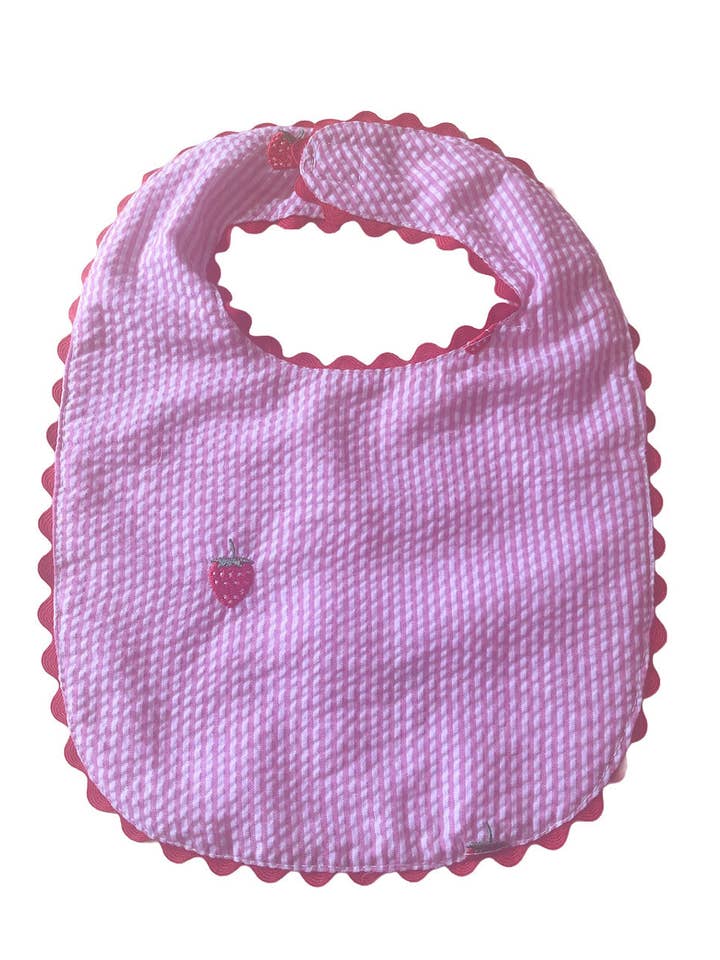 Bavoir en seersucker rose avec fraises brodées pour la vente par Piping Prints