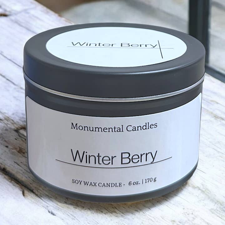 Candela in barattolo di latta nero opaco Winter Berry per la vendita all'ingrosso da parte di Monumental Candles LLC