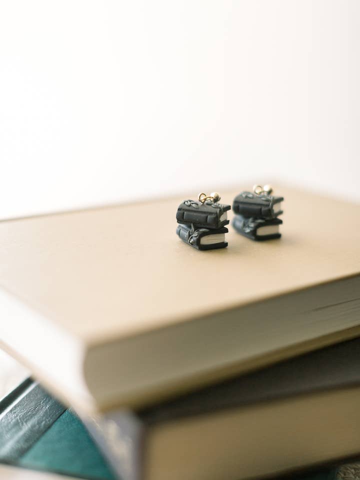 Schwarz/Ranken Zwei gestapelte BUCHIGE BAUMEL für den Großhandel von Aurora Boheme