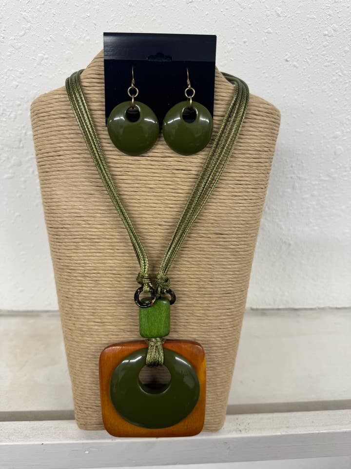 VIERSTRÄNGIG GRÜNE WACHSKORDEL MIT GRÜNEM RUNDEM UND QUADRATISCHEM MOST für den Großhandel von International Duru's