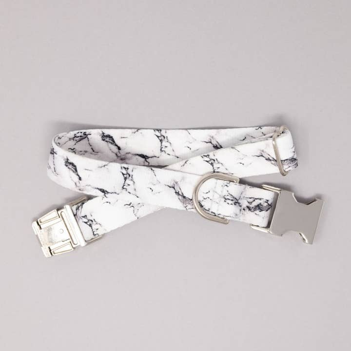 Hondenhalsband van wit marmer, zilveren metalen gesp - gemaakt in de VS voor wholesale door Zaley Designs