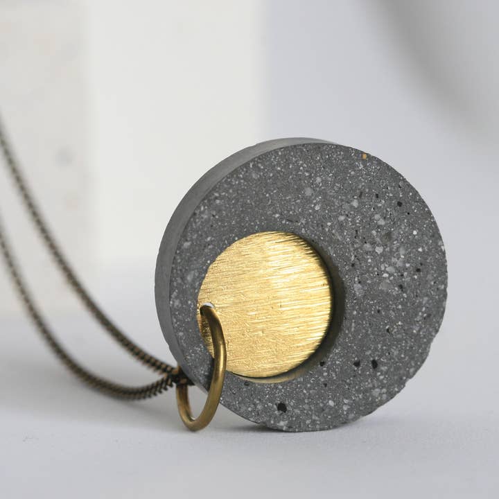 Colar Minimalista de Betão e Latão por atacado de Kaiko Studio