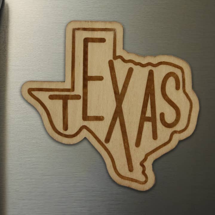 Holzmagnet mit Gravur von Texas Word Art für den Großhandel von The Trendy Traveler