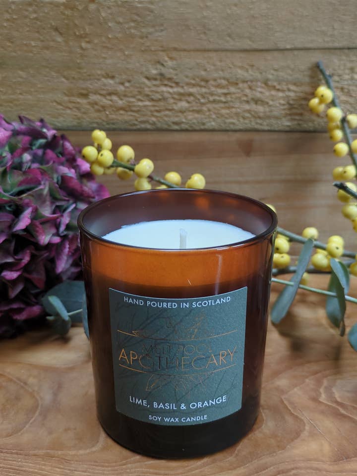 Grote kaars in amberkleurige pot - limoen met basilicum en sinaasappel voor wholesale door The Melt Pool