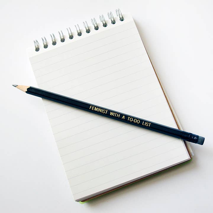 Word For Word Factory - Vente Crayons - Crayons FÉMINISTES l Tampon à chaud féministe avec une liste de choses à faire2