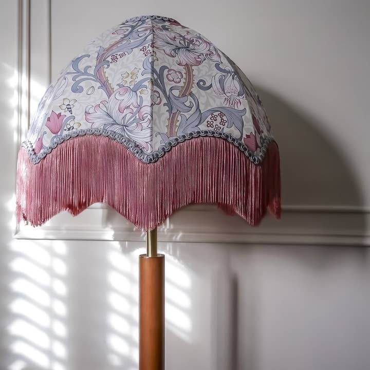 Tinker & Tallulah – Großhandel Lampenschirme – William Morris Goldene Lilie Fransen-Lampenschirm - Taube/Pflaume