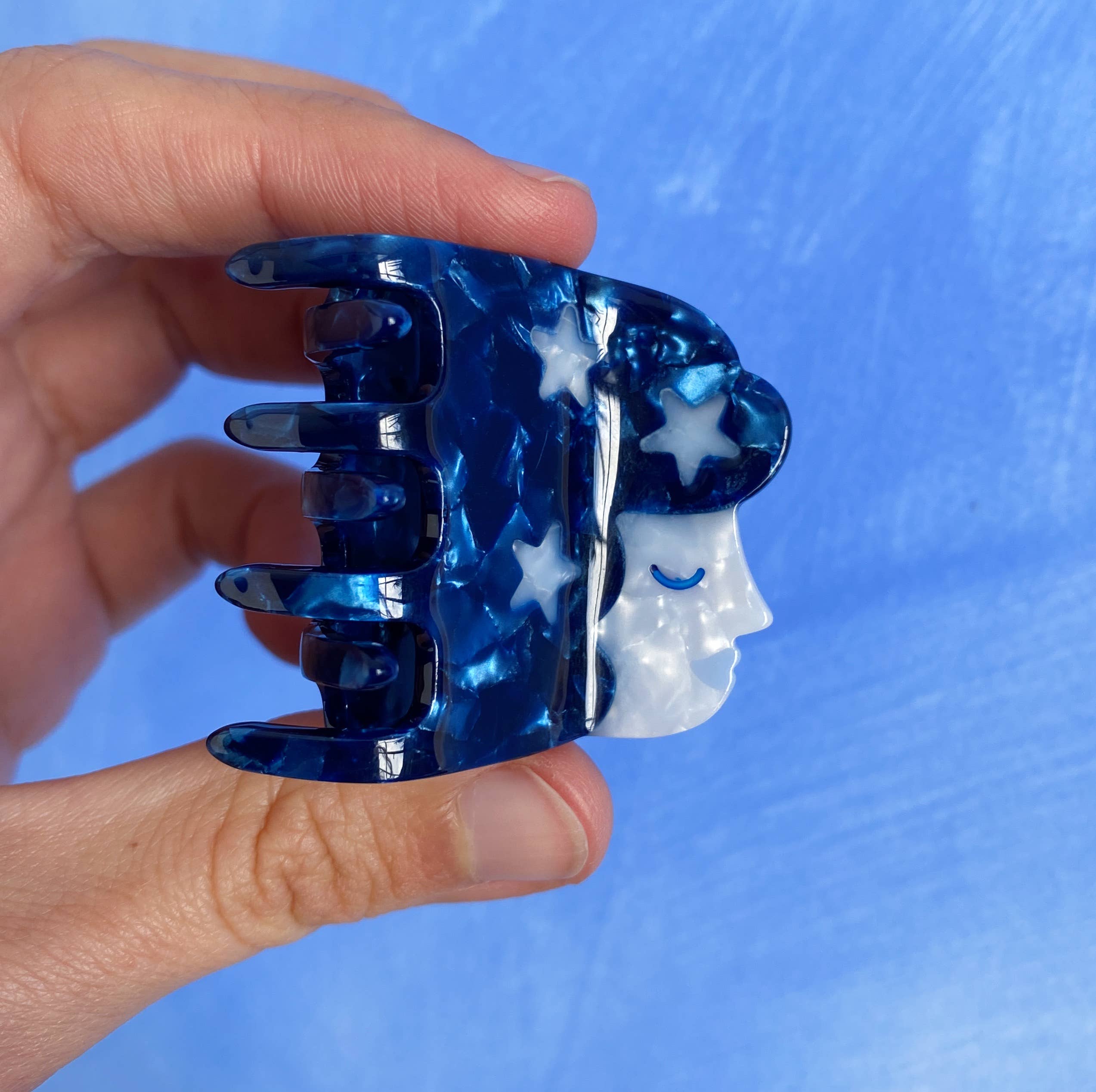 Lisa Junius – Engroshandel Hårspænde - Dame – Stjerneklar pige hår klo1