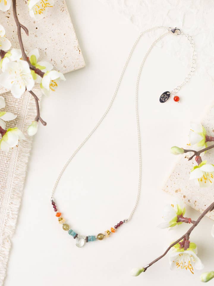 Brise Douce 16-18" Grenat, Apatite, Citrine avec Collier Simple en Améthyste Verte pour la vente par Anne Vaughan Designs Jewelry