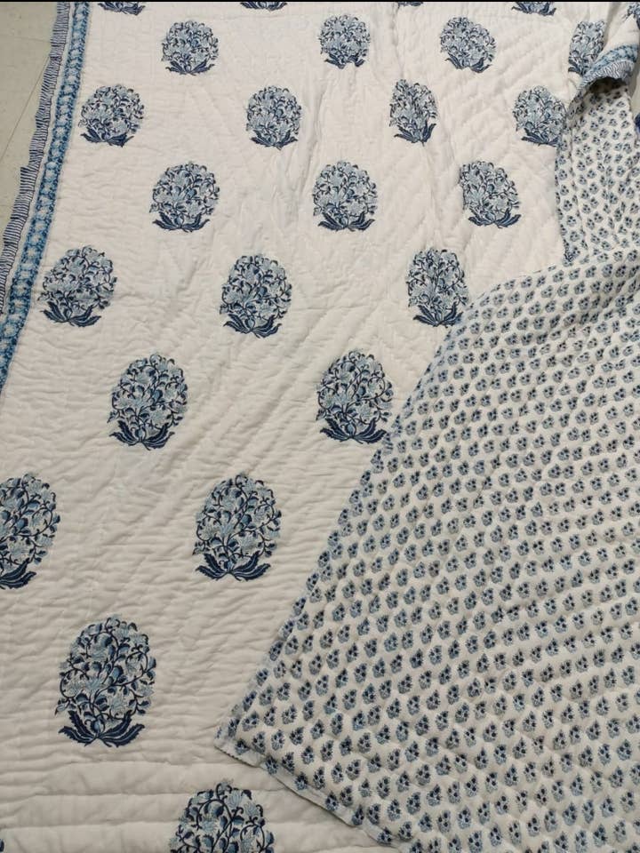 Couvre-lit en coton biologique Morning Dew fabriqué à la main à Jaipur pour la vente par Akshu & Ameirah