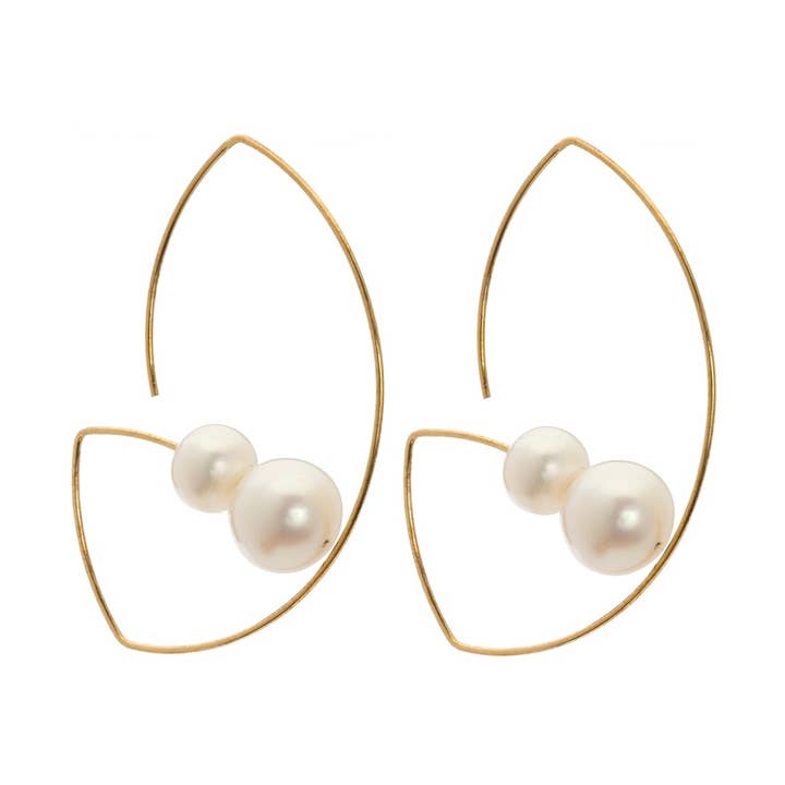 Lang vinklet kurve øreringe med runde ferskvandsperler for engroshandel hos Melissa McArthur - Jewellery Made in London