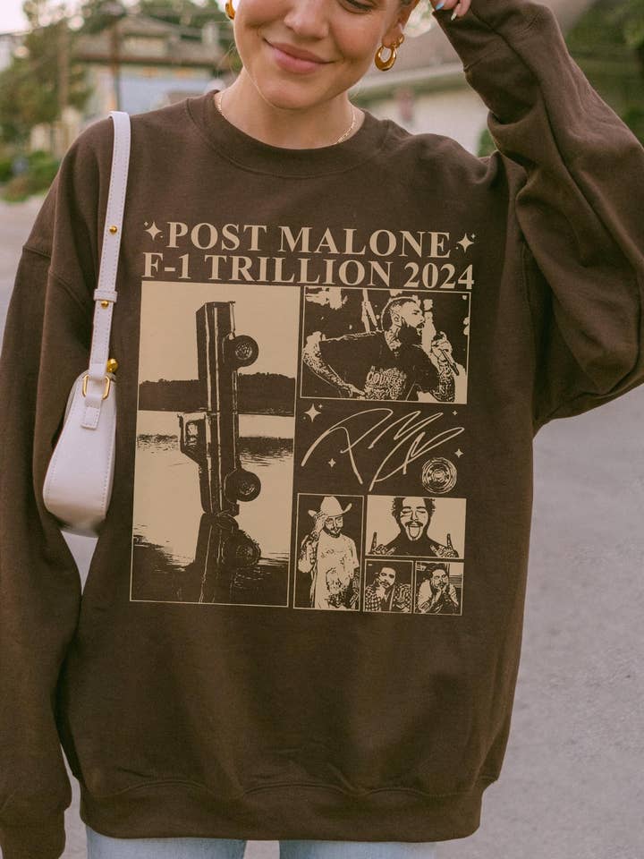 Pull de campagne surdimensionné à col rond Retro Postie Boxes pour la vente par Monday Muse