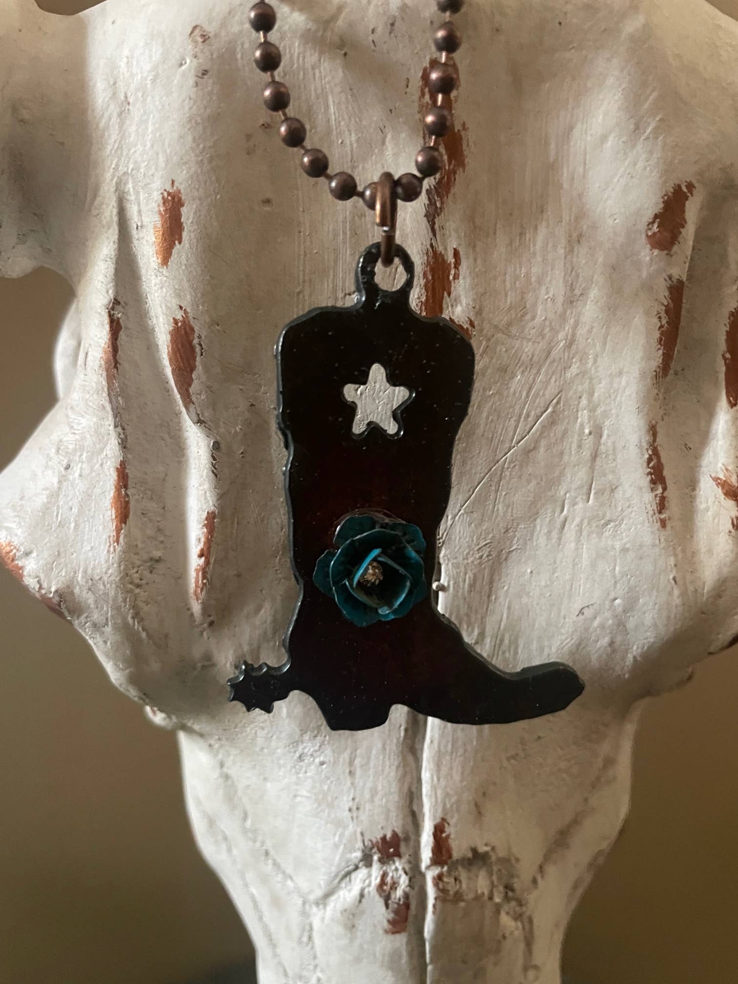 The Rustic Barn - Vente Colliers à pendentif - Collier BOTTES de cow-boy rustiques avec fleur turquoise1