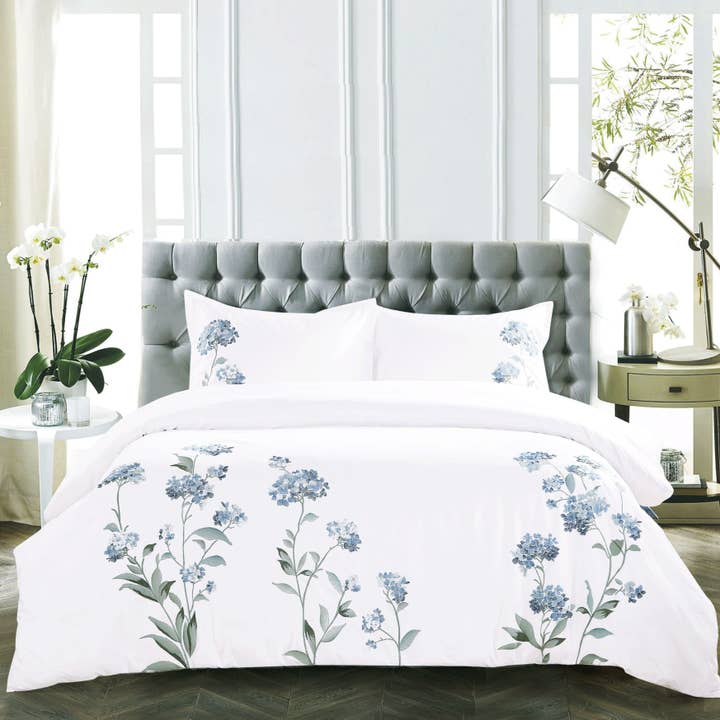 Ensemble de housse de couette brodé Hortensia 100 % coton pour la vente par Mélange Home