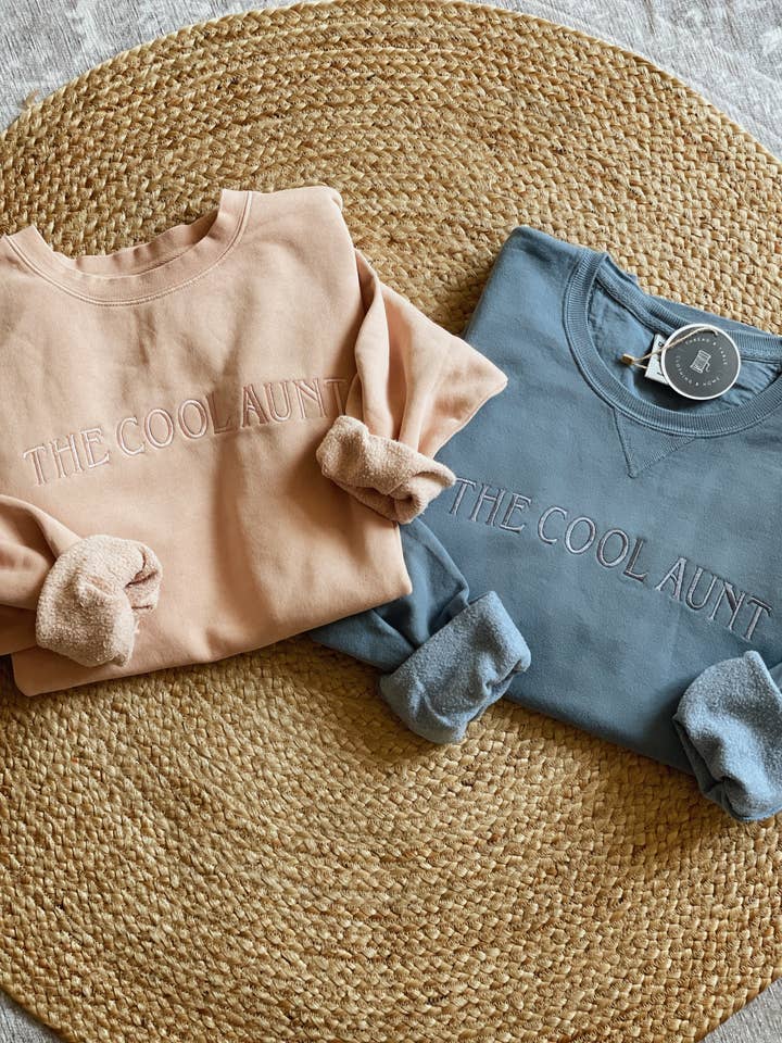 Le Sweat-shirt Cool Tante - 3 Couleurs pour la vente par Thread & Table