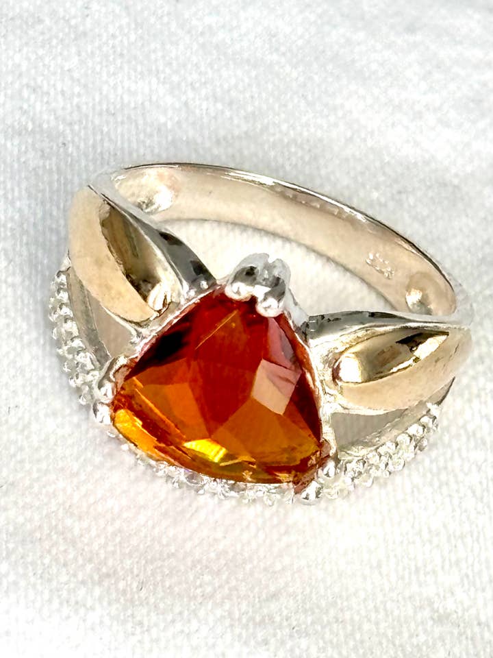Bague en ambre à coupe triangulaire en argent 925 et or 10k pour la vente par QURI
