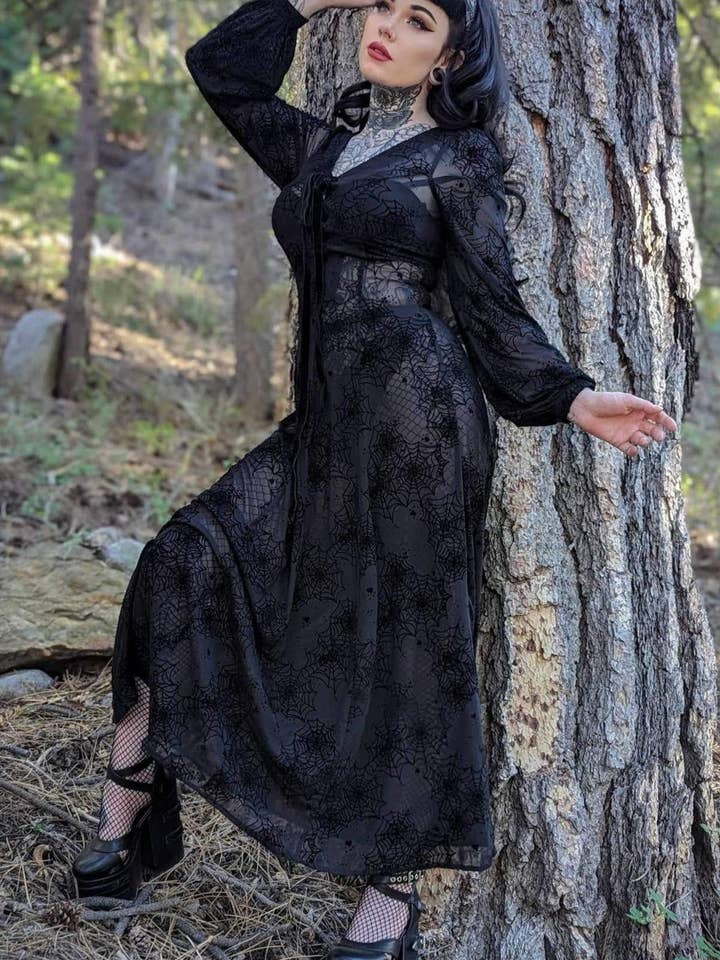 Schwarzes Penny Maxikleid mit samtigem Spinnennetz-Muster für den Großhandel von Wax Poetic Clothing