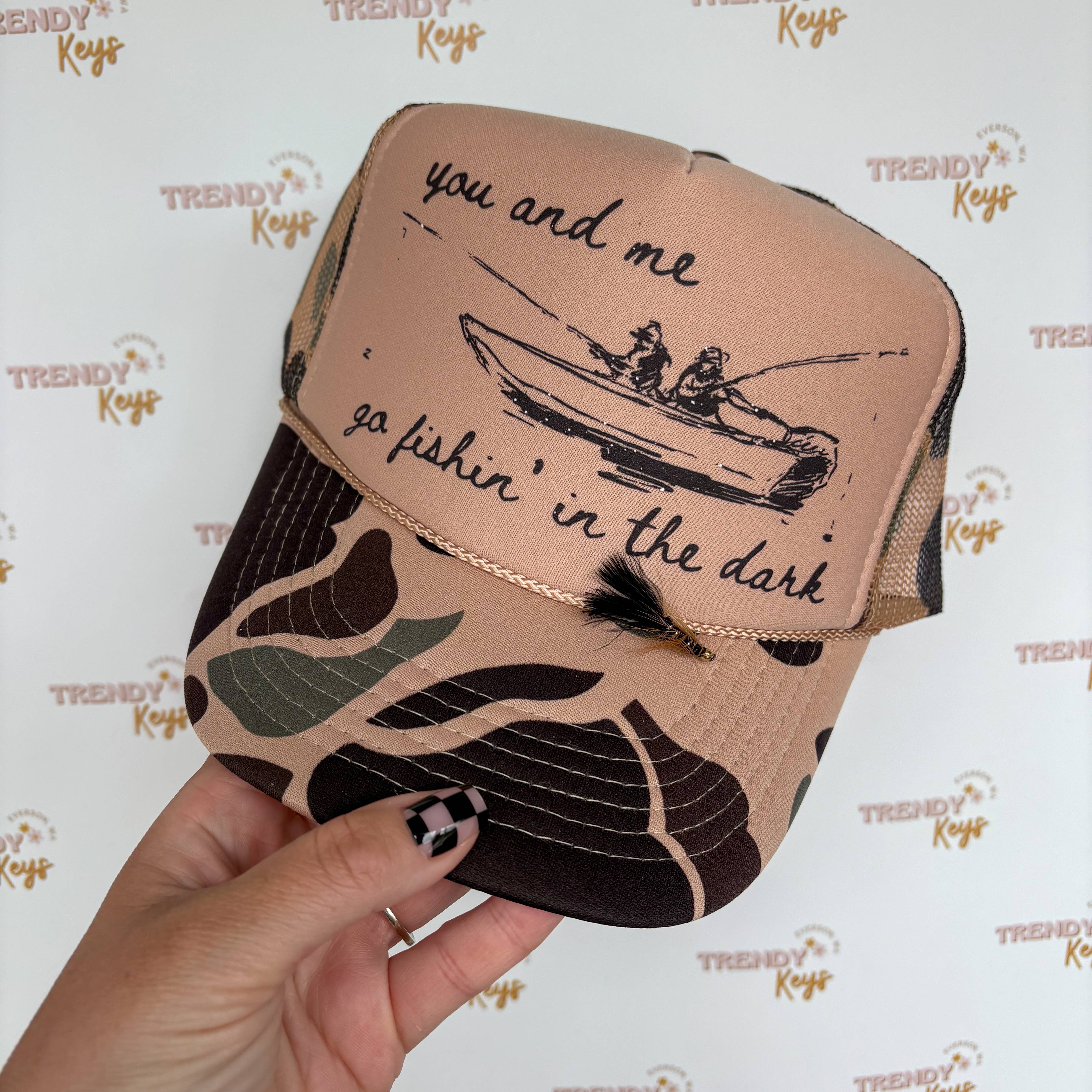 TrendyKeys - Vendita all'ingrosso Cappellino da camionista - Unisex - Cappello da camionista "You and Me Go Fishin' in the Dark"