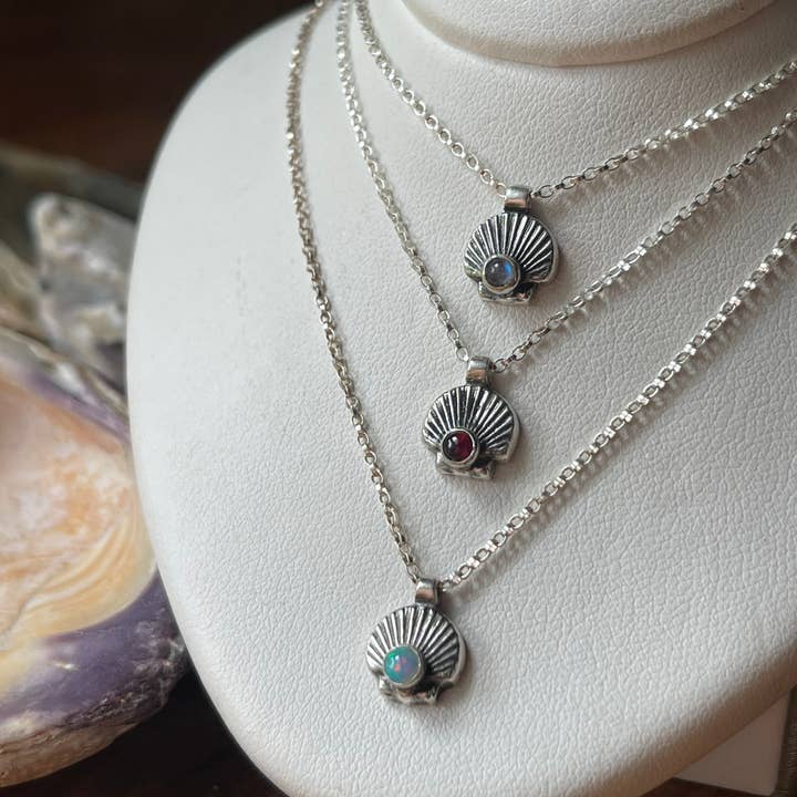 Ariels muslingeskal Charm halskæde for engroshandel hos The Dwelling Gem