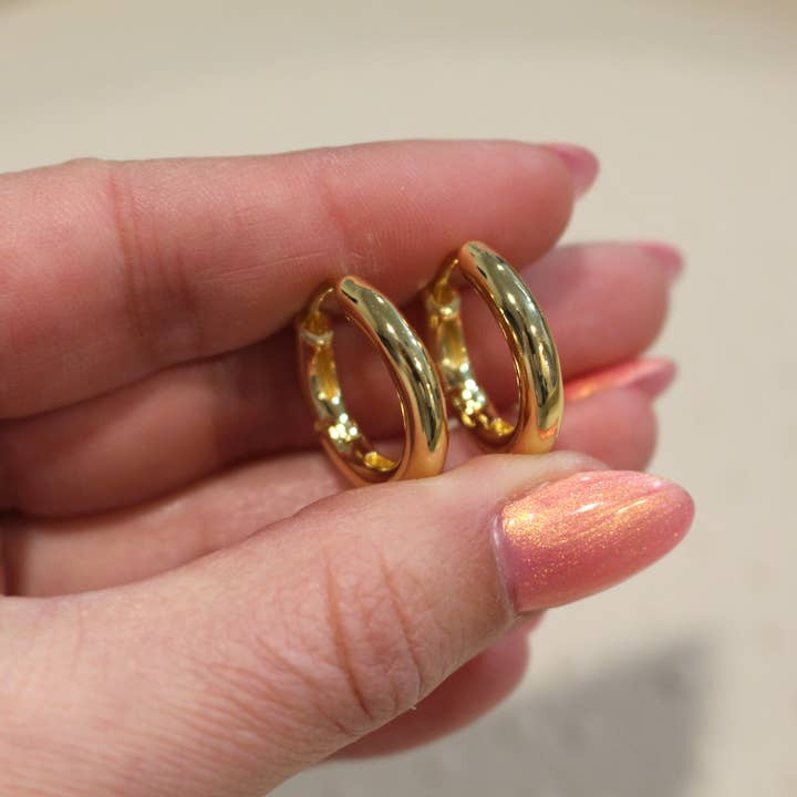 Gros Huggie Plaqué Or 18k pour la vente par Sabsies Beauty