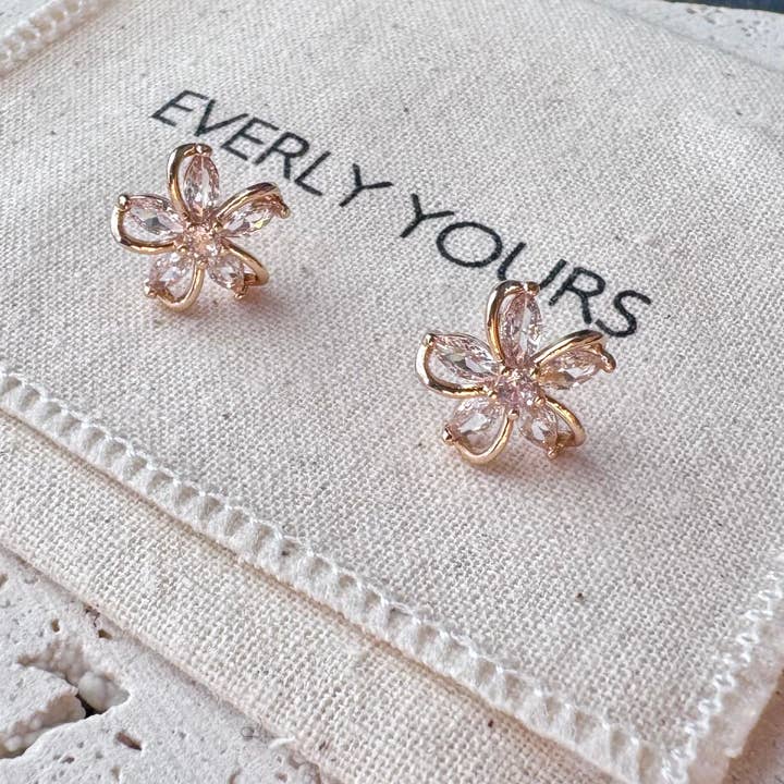 Clou d'oreille fleur de frangipanier en or 14K avec diamant CZ pour la vente par Everly Yours