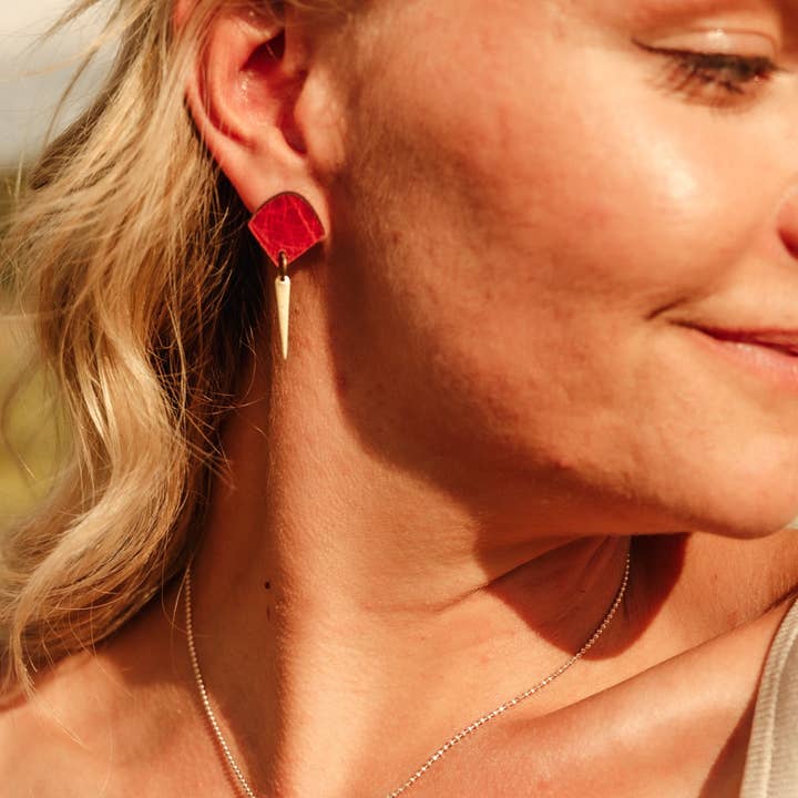 Sass Studs Wasachtig Rood voor wholesale door Sunward Jewelry and Hats