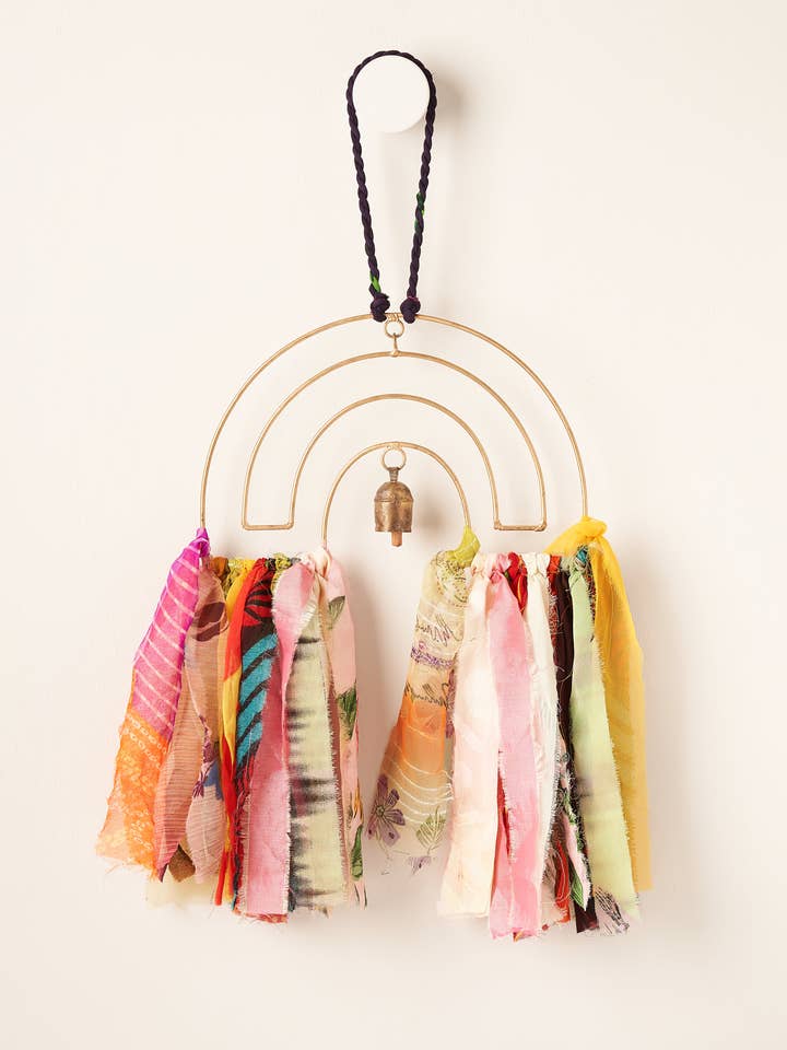 Sari reciclado con campanilla de viento Swapna Rainbow Bell, hecho a mano para venta al por mayor de Matr Boomie Fair Trade