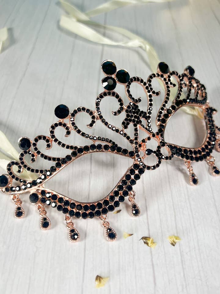 Masque de mascarade Black Diamond, masque doré en forme de larme de Mardi Gras pour la vente par Happy Dream Gifts
