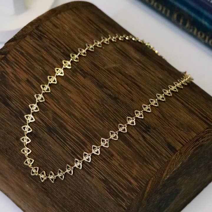 Chaîne Evil Eye dorée en métal doré pour la vente par The Gilded Witch