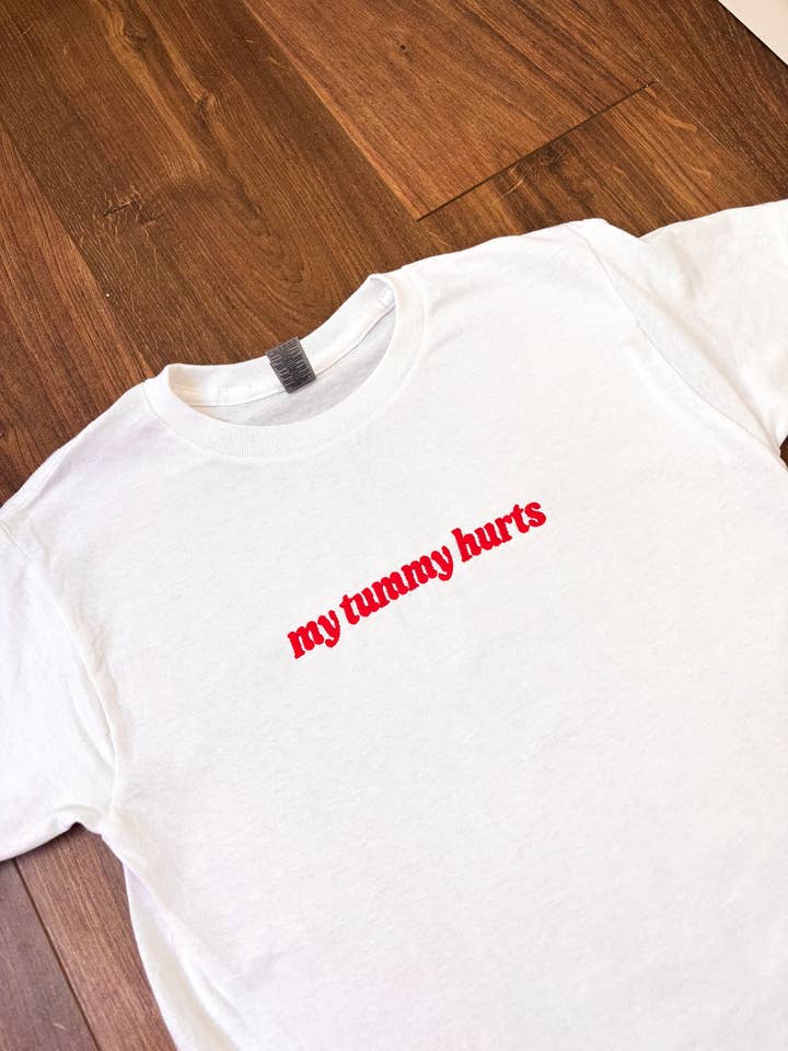 T-shirt bébé brodé "Mon ventre me fait mal" pour la vente par Tired Girl Apparel