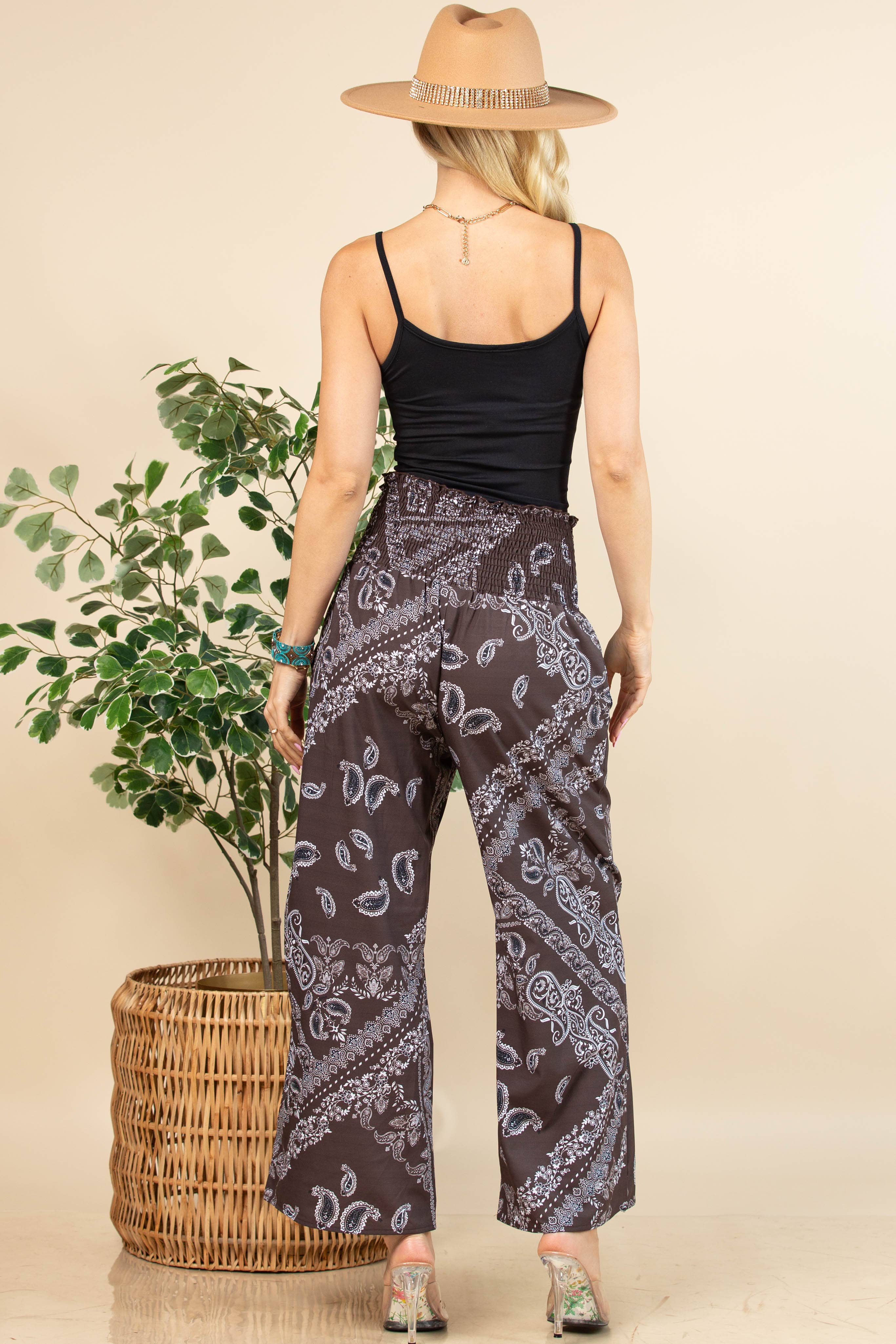 Brun AV1243-ELLEN BANDANA PRINT MED SMOCKET TALJE VÆVET BREDE BENBUKSER for engroshandel på Faire9