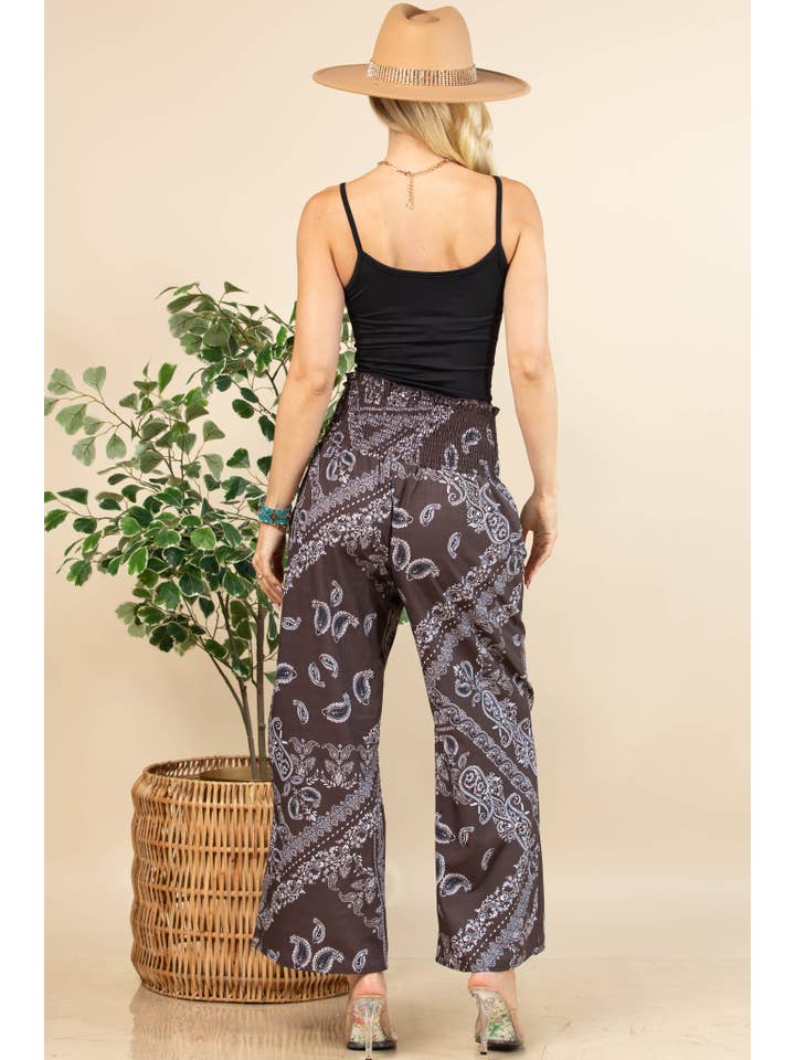 Brun AV1243-ELLEN BANDANA PRINT MED SMOCKET TALJE VÆVET BREDE BENBUKSER for engroshandel på Faire9