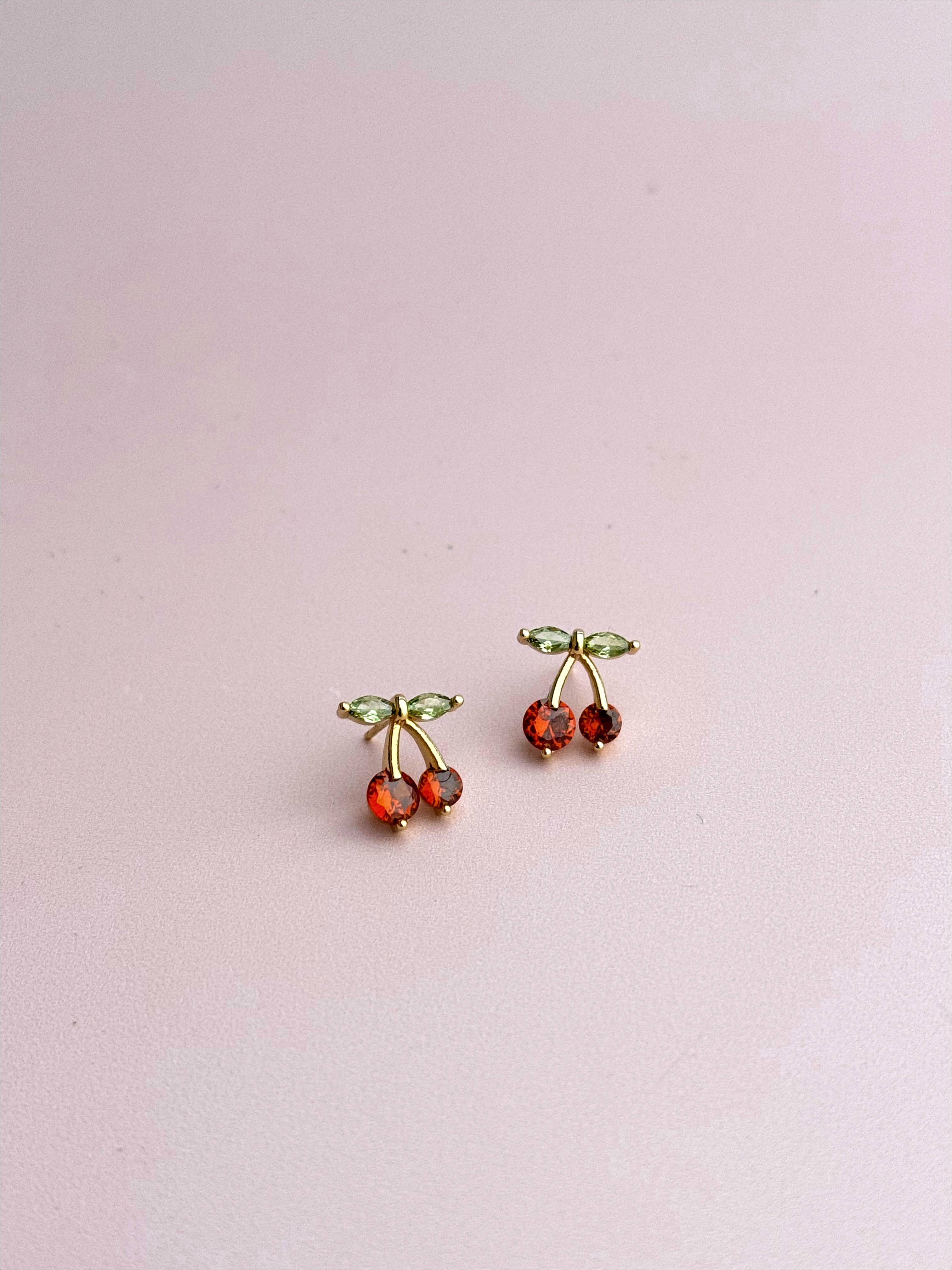 Golden Hour Designs - Vendita all'ingrosso Orecchini a bottone - Orecchini a bottone con gemma di ciliegia, ipoallergenici, a forma di frutta, carini, da donna1