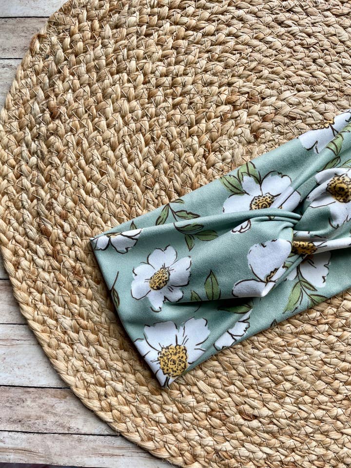 Diadema trenzada de punto Sage Blooms para venta al por mayor de Designs by Rachel Joy
