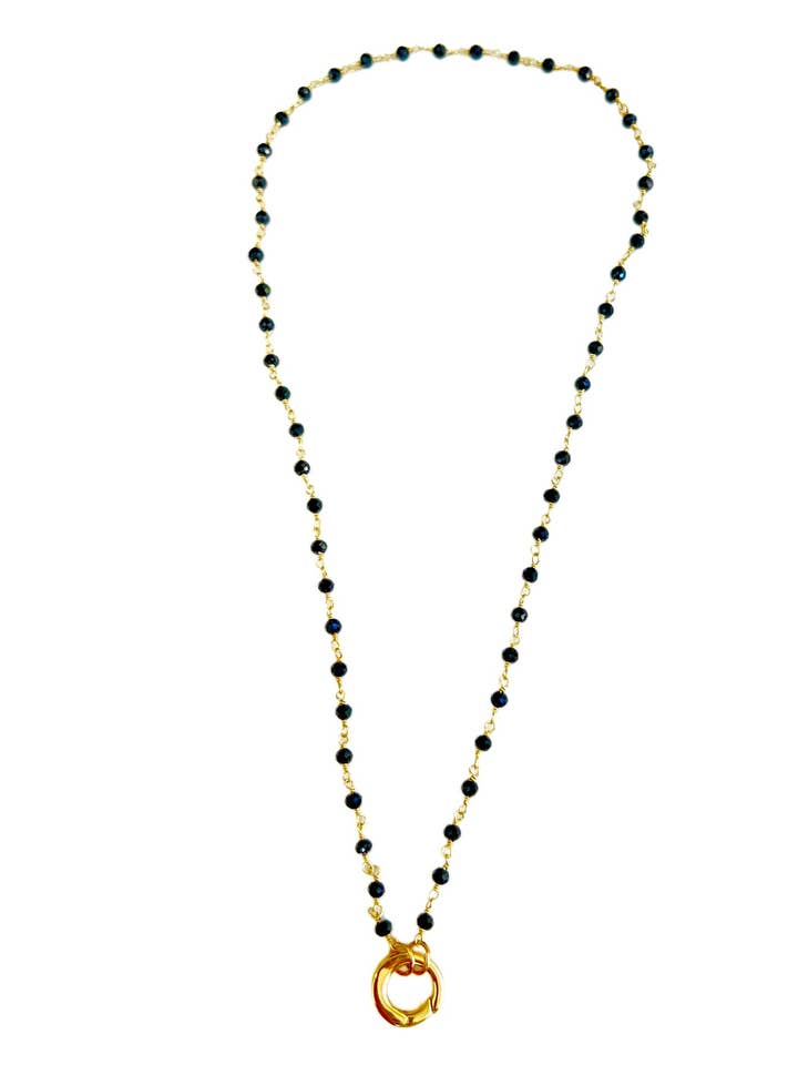 Collier chaîne dorée à perles noires pour la vente par Shá Parlé