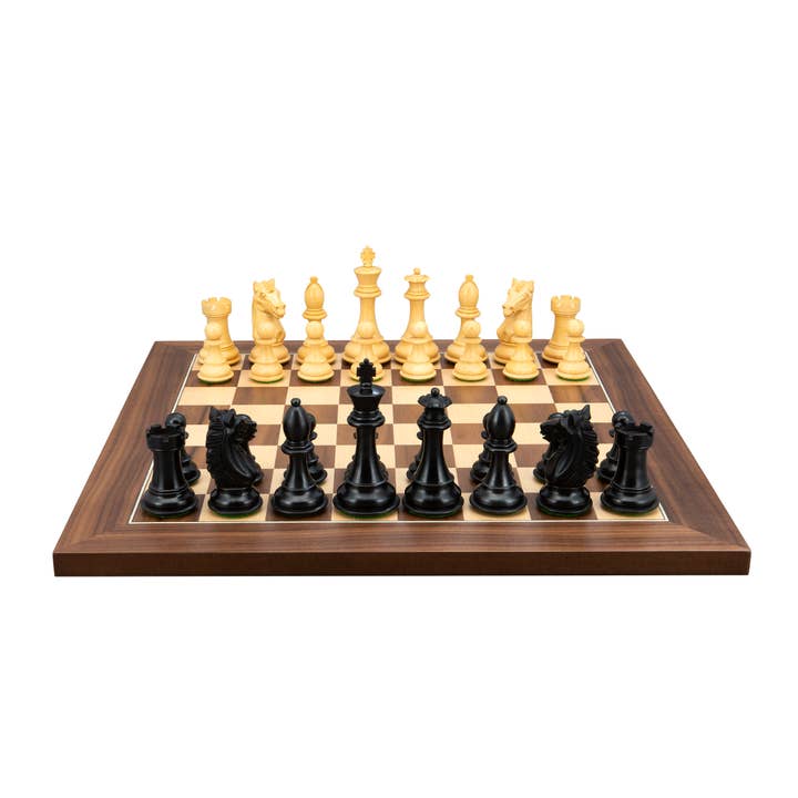 Jeu d'échecs 95 mm en ébène et buis sur plateau en noyer de 40 cm pour la vente par Dal Rossi Italy