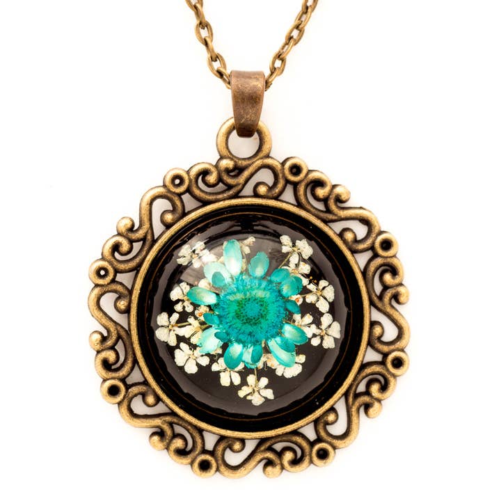 Collier Fleur Classic Orb Noir-Bleu pour la vente par Hanami Real Flower Jewelry