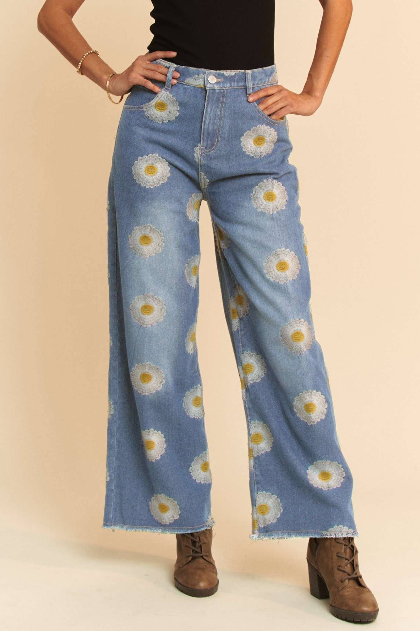 BLAUER DENIM JEANSHOSE MIT BREITER ÖFFNUNG UND GÄNSEBLÜMCHEN-SEITENTASCHE für den Großhandel auf Faire0