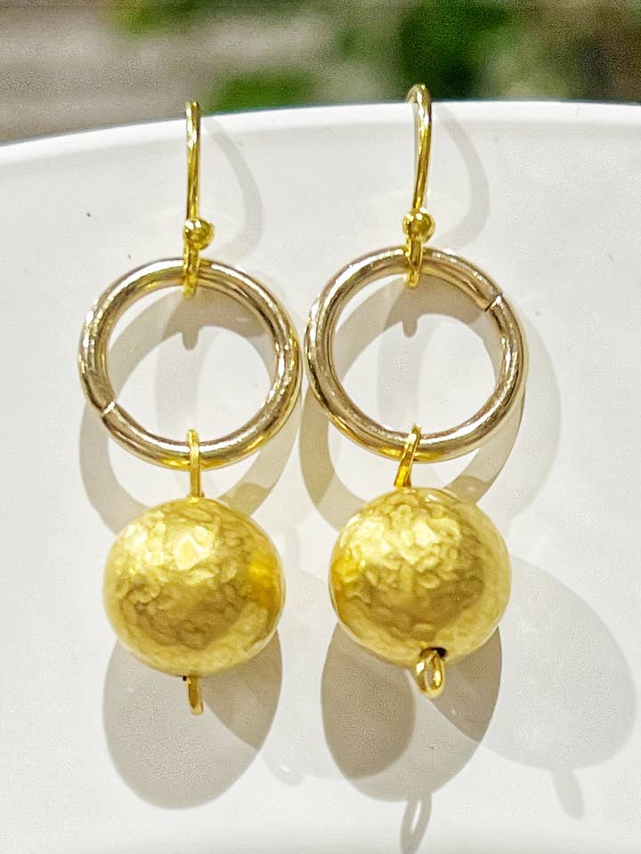 Huggie Hoop Perlen-Anhänger in Tropfenform mit Messingperlen und goldfarbenem Anhänger für den Großhandel von GentrybyJenna