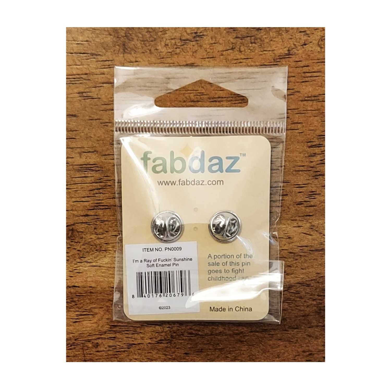 Fabdaz - Vente Épinglettes/boutons - Épinglette en émail I'm a Ray of Fuckin' Sunshine avec cadre en métal3
